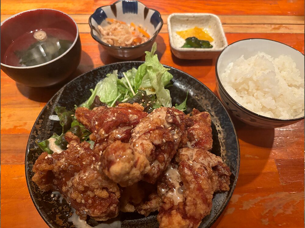 「ニッポンのおいしいお酒 雫」ボリューム満点の唐揚げで大満足の定食ランチ