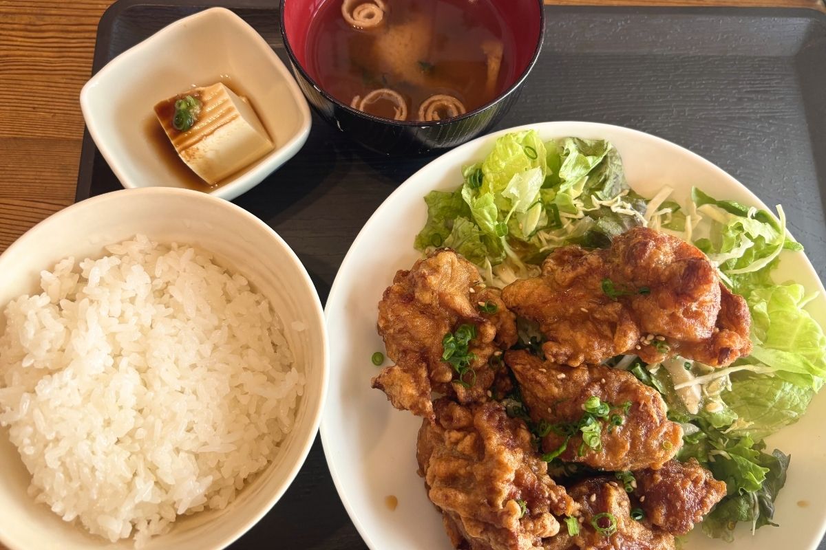 「ホルモン×焼き鳥×煮込み この上さん。」ガッツリ派必見！ご飯おかわり自由の油淋鶏定食