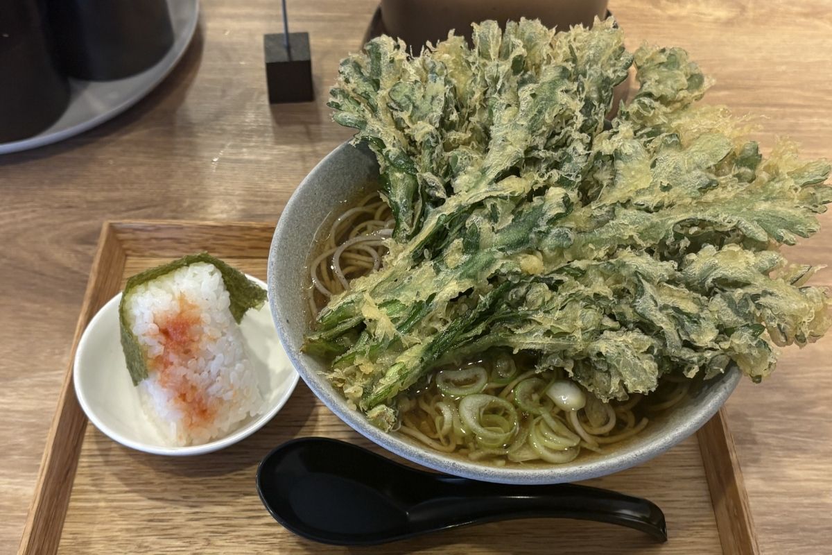 「あぼす(ABOSU)」サクサク春菊天と自家製そばが主役の、心ほどける立ち食い蕎麦