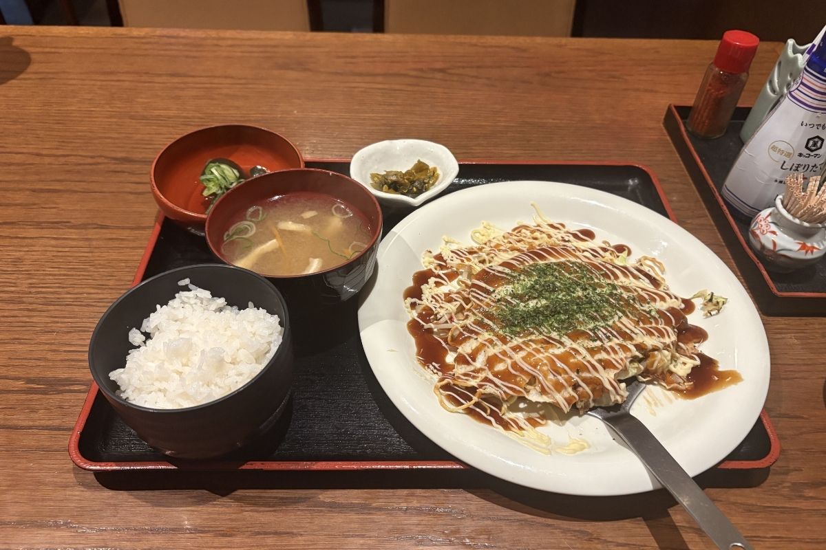 「鉄板居酒屋 こんご」カープ愛あふれる空間で味わう、本場広島お好み焼きランチ