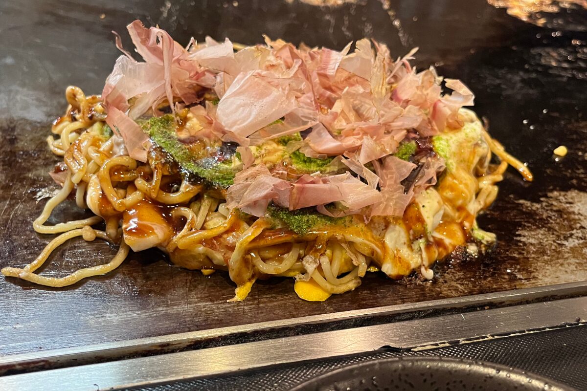 「さくら」鉄板のライブ感とふわとろ食感に感動するお好み焼き