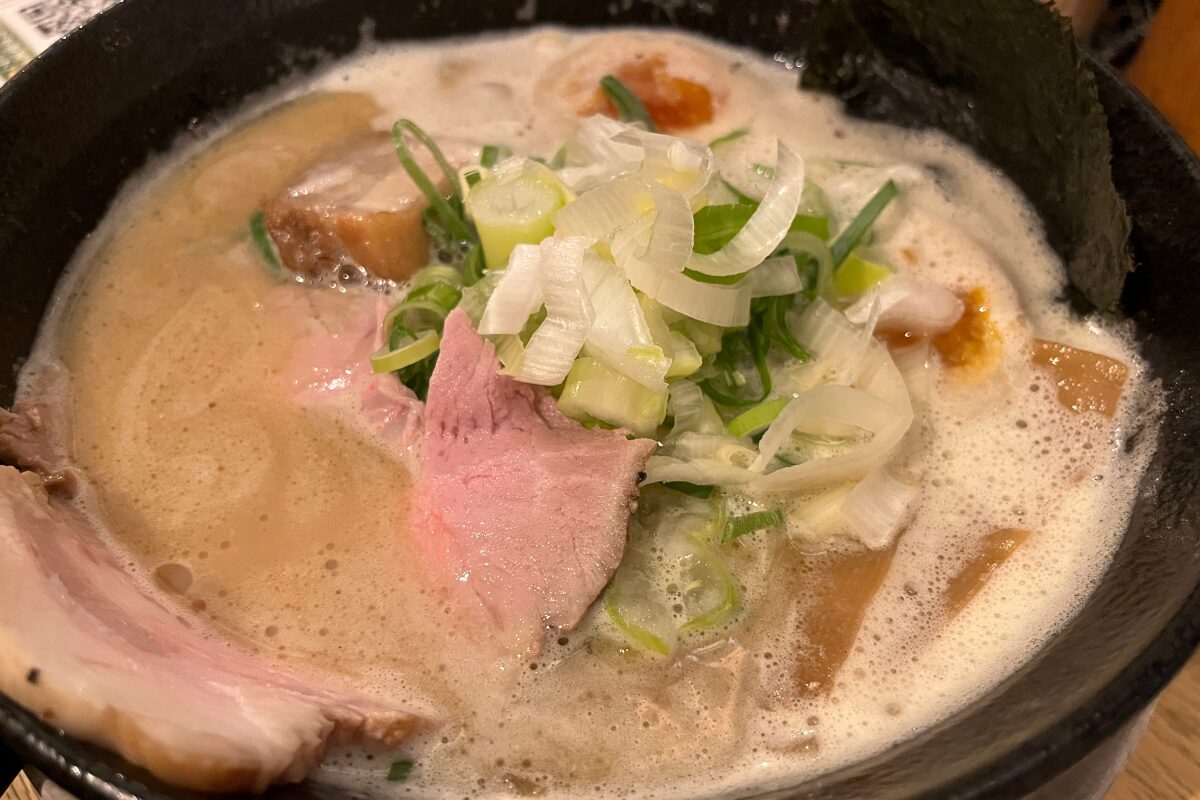「らーめんつけ麺 岡本商店 はなれ」 濃厚スープにハマる“また行きたくなる”一杯
