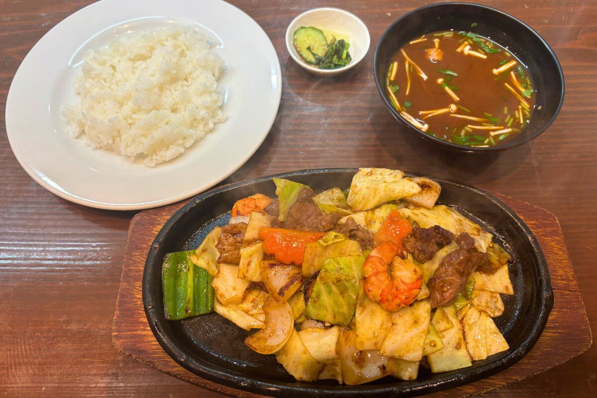 「洋食屋 ふじ家」“ただの野菜炒め”ではない、鉄板で楽しむ贅沢ランチ