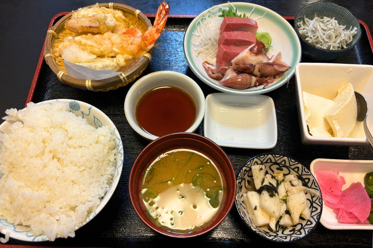 「のと楽」お刺身と天ぷらの定食でお腹も心も満たされる老舗ランチ