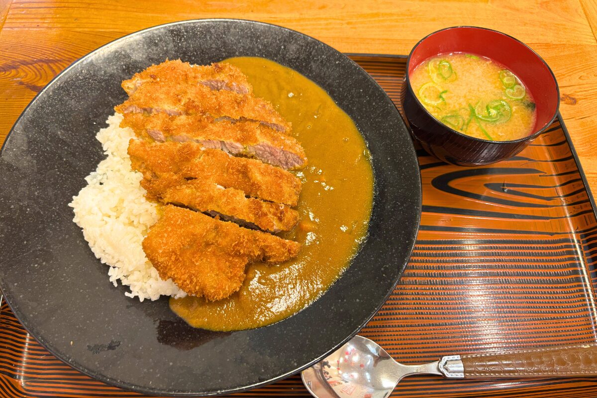 「田鶴子」大衆居酒屋で味わう、ボリューム満点コスパ抜群のとんかつカレーランチ