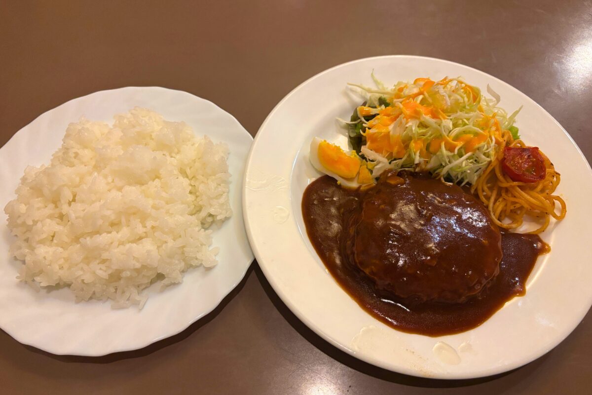 「メイウィンズ」昔ながらの喫茶店で楽しむ。デミグラス香る洋風ハンバーグランチ