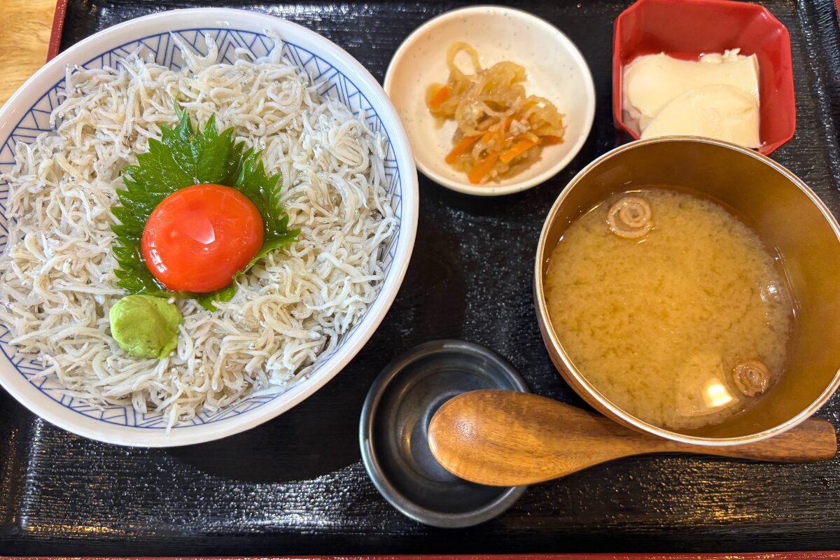「肴と地酒 いっすん」」ふっくら釜揚げしらすが主役。ご飯が進む贅沢しらす丼ランチ
