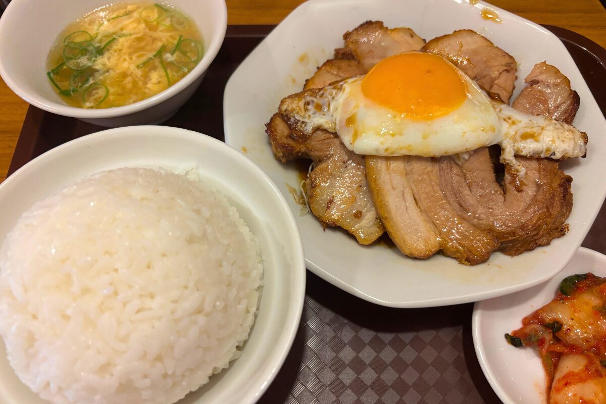 「麺道部」ラーメン店で味わう厚切りチャーシューと半熟目玉焼きが主役の満足ランチ