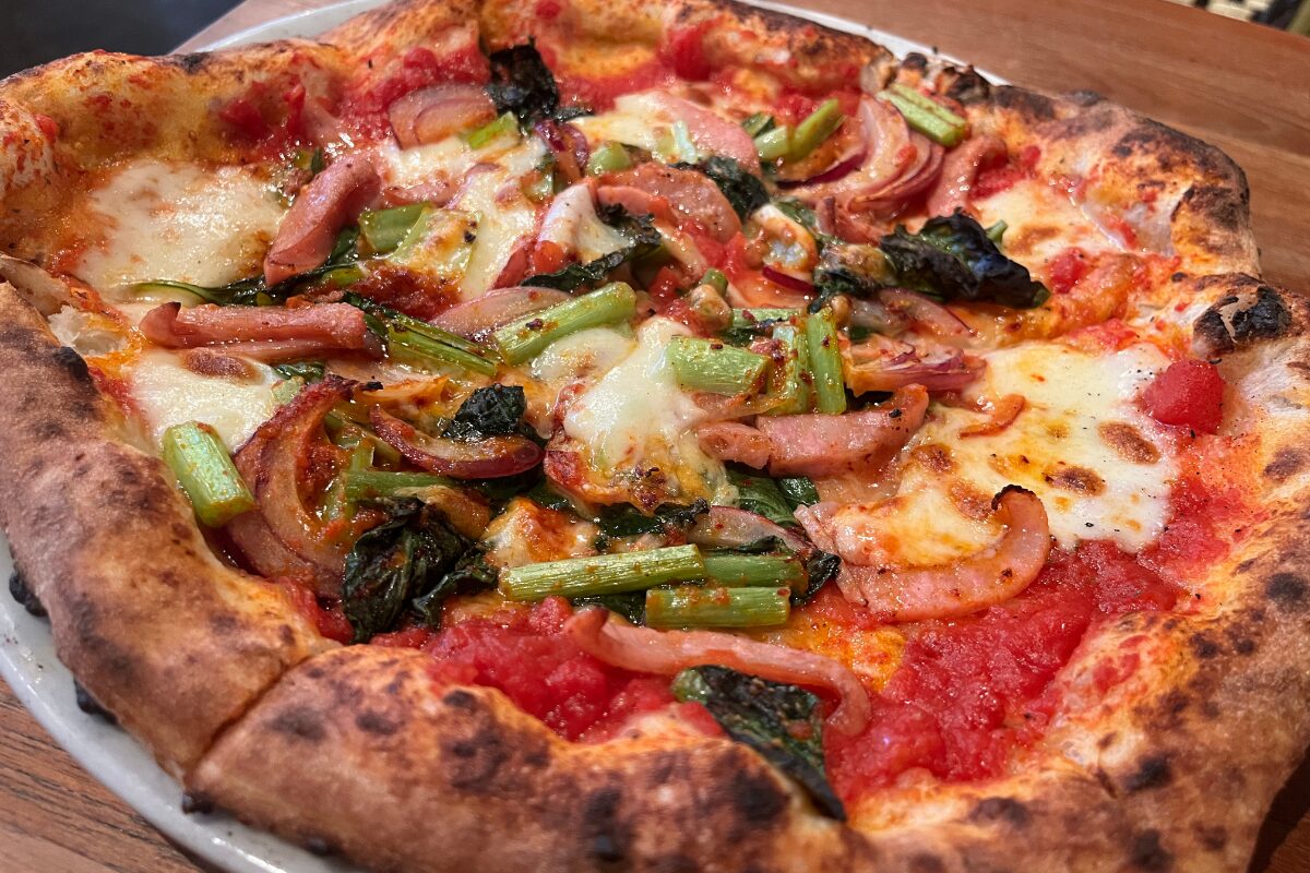 「鎗屋町134」 大判もちもちピザを楽しむ、コスパ抜群の満腹ランチ